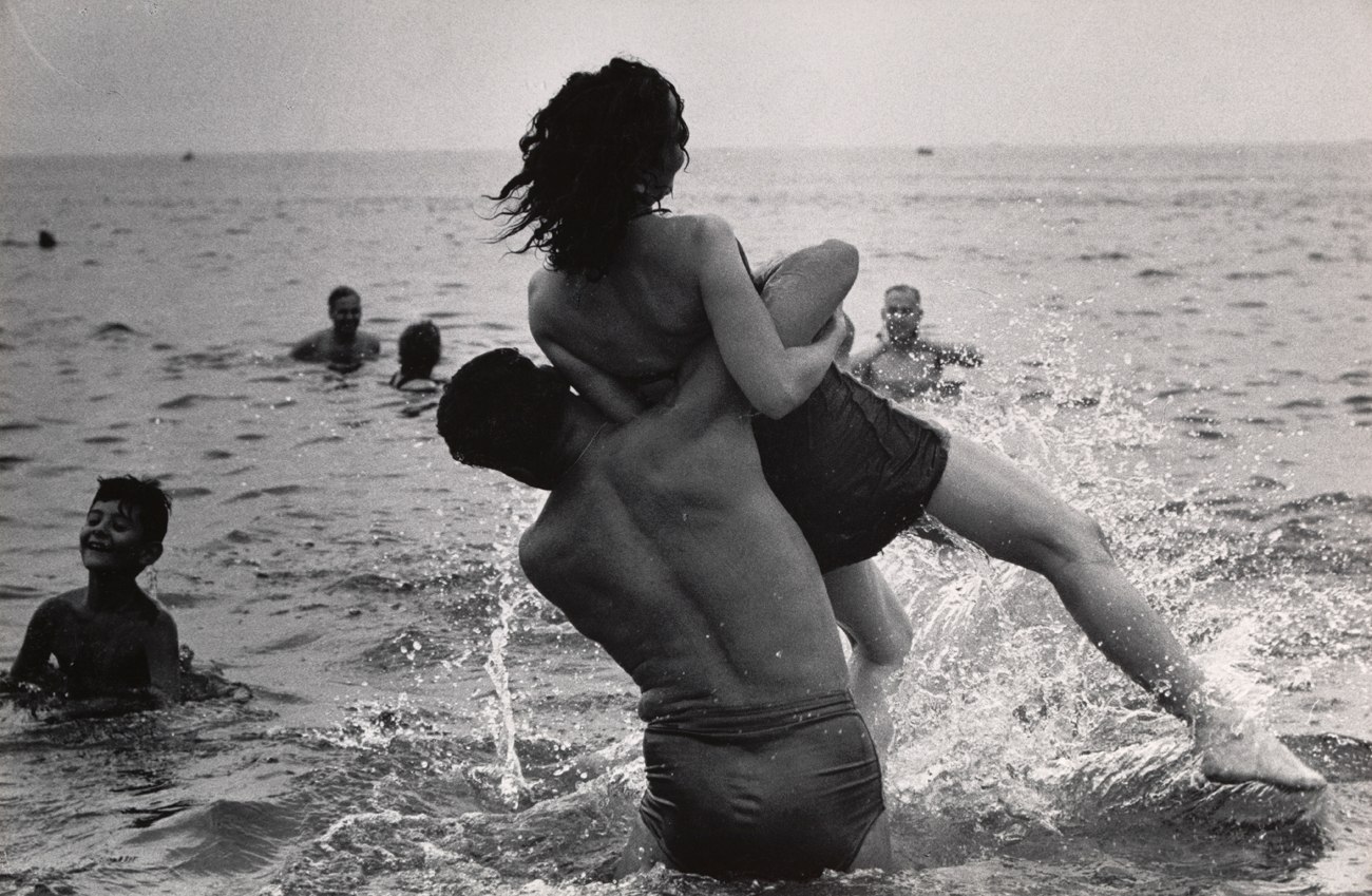 garry-winogrand-met-museum.sl.3.garry-winogrand-exhibition-ss01