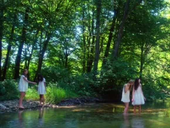 Daisy-Trio-by-Marc-Jacobs-il-film_boxsottosezelementocentrale